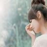 男子带妈出游妈妈看中头绳让孩子买